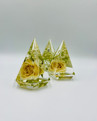 Gyűrűtartó menyasszonyi csokor virágaival (RENDELÉSRE)