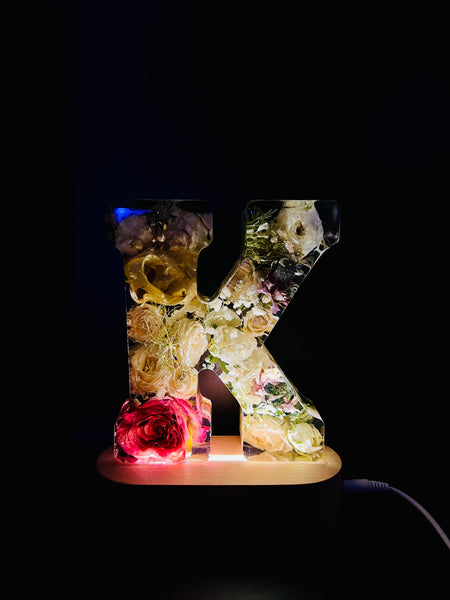 "K"-betű emlékőrző lámpatalpon (16cm) KÉSZLETRŐL