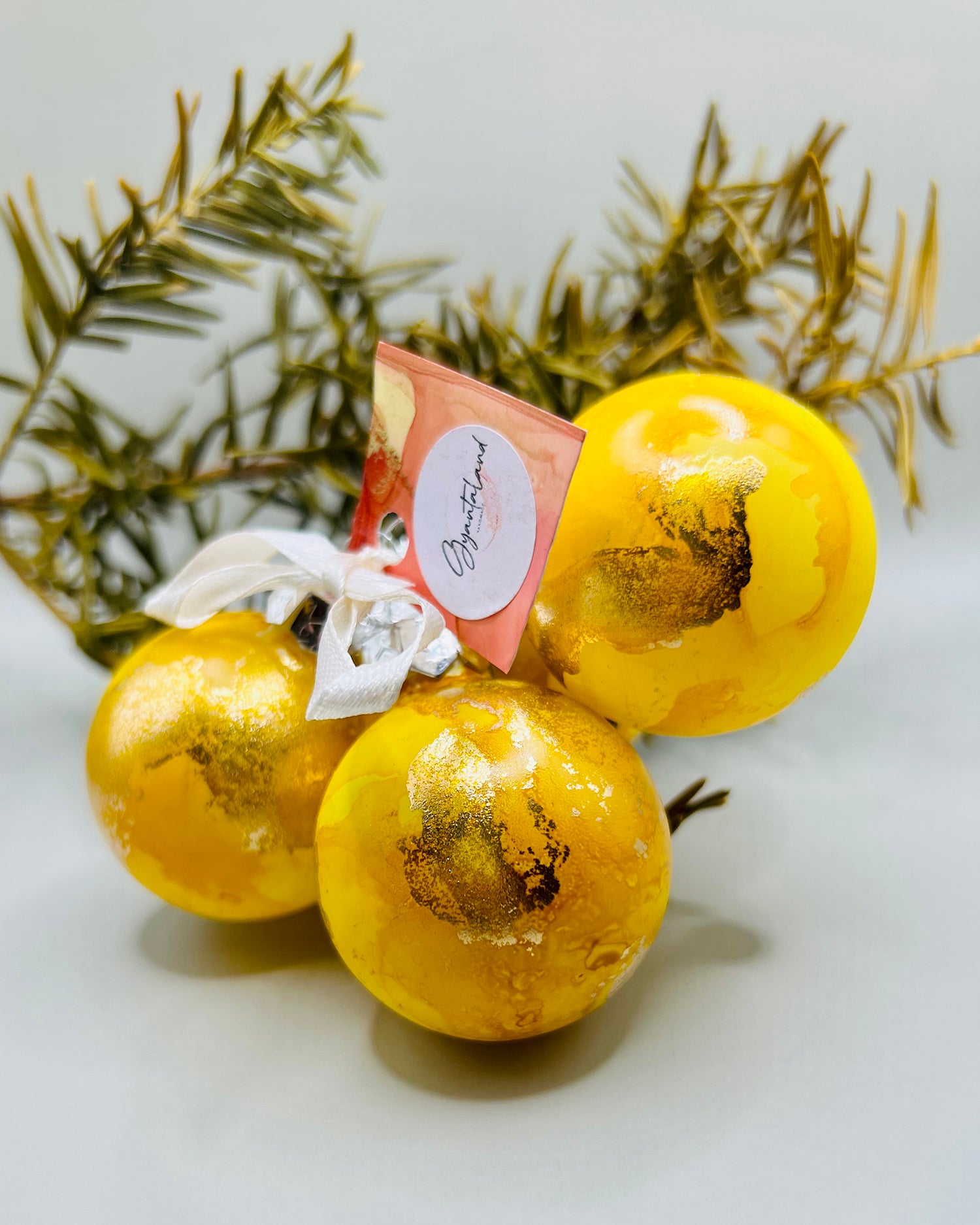 Karácsonyfadísz (gömbdísz)